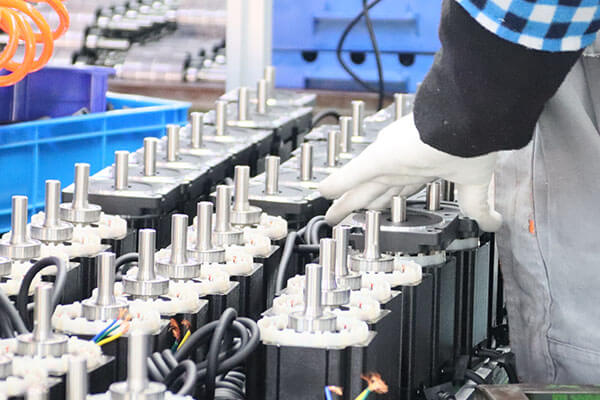 Com integrar codificadors en motors pas a pas per al control de lla&ccedil; tancat