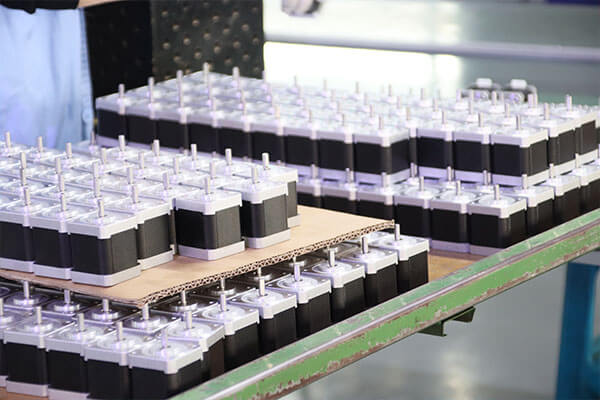 Krokov&eacute; motory pro syst&eacute;my AGV / AMR