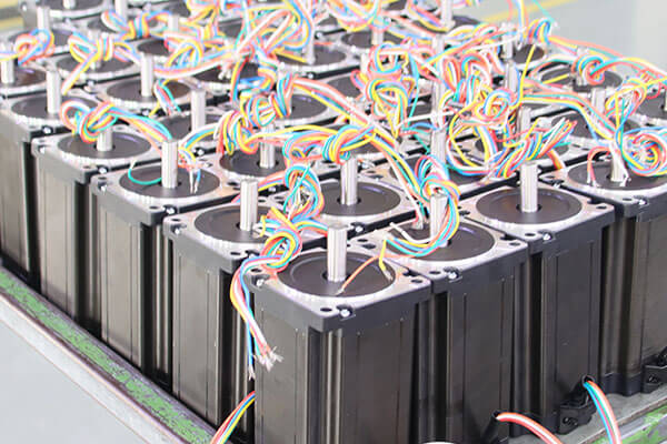 Wat is die verskil tussen soliede as- en holasmotors?