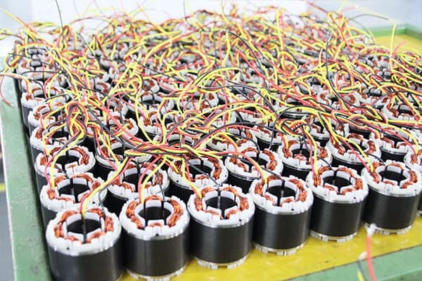 BLDC-motor vs servomotor i tekstiludstyr: Sammenligning af omkostninger og ydeevne