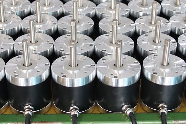 Els servos tenen m&eacute;s parell que els motors de corrent continu?