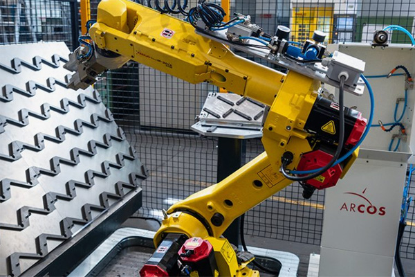 Jak integrovan&eacute; servomotory zlepšuj&iacute; &uacute;činnost robotů pro obsluhu strojů?